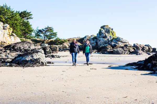 Femmes marchant sur la plage aux Ebihens, Côtes d'Armor