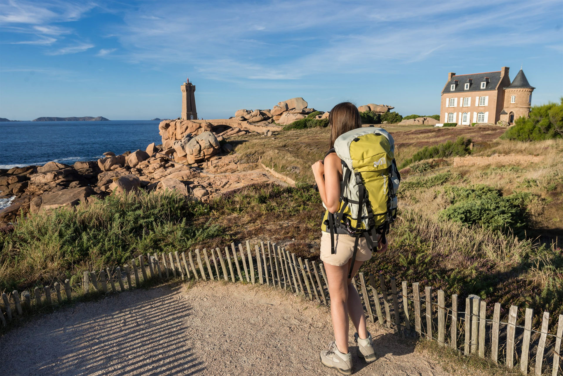 Randonneuse devant le phare de Ploumanac'h, Côtes d'Armor